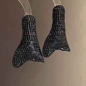 Eleganti orecchini ad ago in argento con strass neri e design geometrico irregolare.