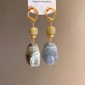 Elegante Vintage-Ohrringe aus marmoriertem Harz mit goldfarbenen Creolen für Damen
