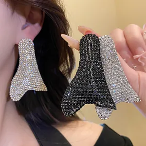 Primo piano di orecchini a goccia geometrici con strass e una finitura scintillante