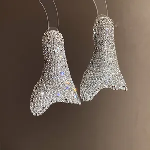 Vista dettagliata di orecchini geometrici in argento con pavé di diamanti scintillanti