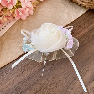 Dettaglio di un dolce fermaglio per capelli con rosa in rete, perle e fiori.