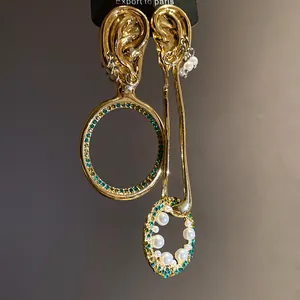 Orecchini pendenti asimmetrici vintage a forma di orecchio con strass e perle