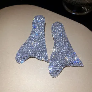 Squisito primo piano di orecchini geometrici oversize interamente ricoperti di strass scintillanti