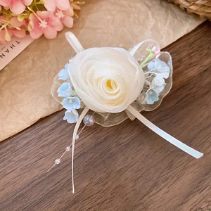 Dettaglio del fermaglio per capelli a rosa in rete crema con perline blu e fiori