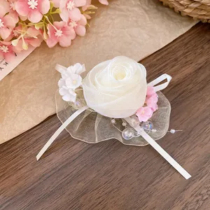 Dettaglio ravvicinato di un fermaglio per capelli a rosa in rete bianco crema con perline