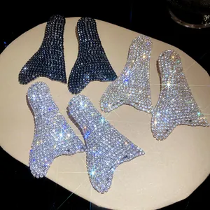 Primo piano dettagliato di orecchini geometrici con strass scintillanti neri e argento