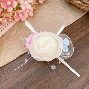 Primo piano di una dolce clip per capelli con rosa in rete e perline