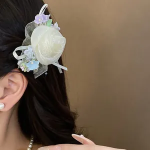 Primo piano dettagliato di un'elegante clip per capelli a rosa in rete crema con perline