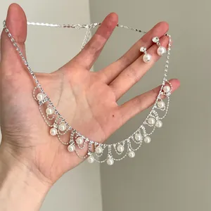 Detailansicht eines vintage Perlen- und Strass-Schmucksets mit Halskette und Ohrringen
