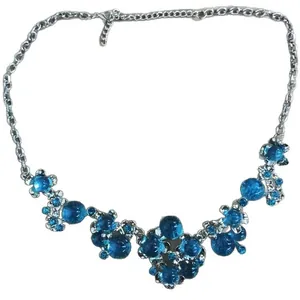 Splendida collana con fiori in cristallo blu e catena argentata per donna elegante
