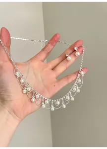 Elegantes Set aus Vintage Perlen- und Strasshalskette und Ohrringen für Galas