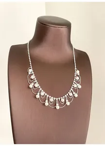 Detailansicht der Vintage-Halskette mit Perlen und Strass auf einem Halsmodell
