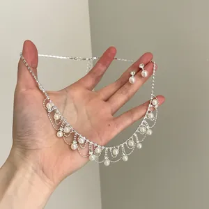 Detaillierte Ansicht eines Vintage-Perlen- und Strass-Halsketten-Sets mit Ohrringen