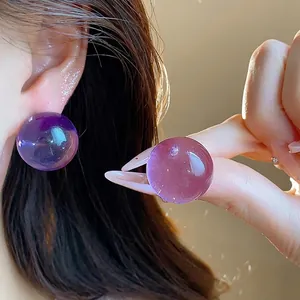 Orecchini a lobo a sfera in resina viola con perni in argento S925 per donna elegante