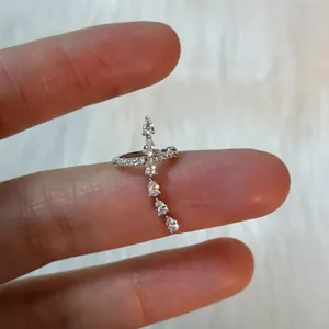 Eleganter Zirkonia-Ohrclip für Ohren ohne Löcher mit einem glänzenden silbernen Finish