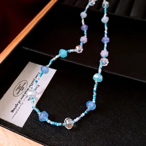 Collier fait main avec perles en verre colorées et cristaux facettés bleu violet