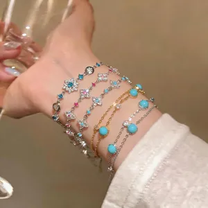 Französisches Vintage-Zirkon-Doppelarmband mit Türkisperlen und glänzenden Kristallen