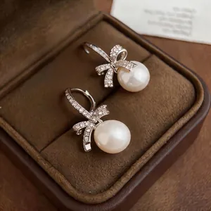 Eleganti orecchini a fiocco con zirconi e perle in una lussuosa scatola regalo chic