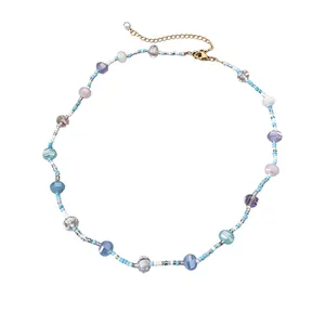 Magnifique collier de perles en verre colorées avec un fermoir doré élégant et chic