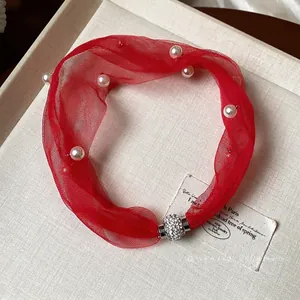 Elegante collana in rete rossa con perle e chiusura magnetica con vari strass