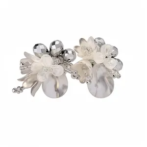 Eleganti orecchini a lobo color argento con fiori di cristallo e perle a goccia.