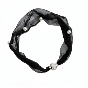Collana in rete nera con perle e chiusura magnetica strass