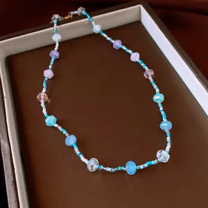 Collier élégant de style doux avec des perles colorées en verre et cristal pour femmes
