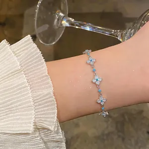 Nahaufnahme eines französischen Vintage-Zirkonia-Klee-Armbands in elegantem Silber