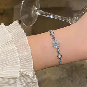 Nahaufnahme eines eleganten Zirkonia-Armbands mit blauem Sternenanhänger.