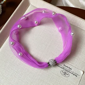 Collana romantica in rete viola con perle bianche e dettaglio chiusura magnetica strass.