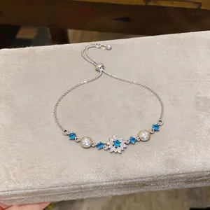 Detailansicht eines silbernen Armbands im französischen Vintage-Stil mit blauen und weißen Zirkonia