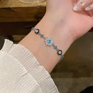 Nahaufnahme eines französischen Vintage-Zirkonarmbands mit Schneeflockenmotiv auf Handgelenk