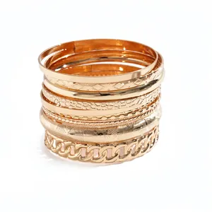 Elegante set de 10 brazaletes geométricos dorados con diversas texturas metálicas