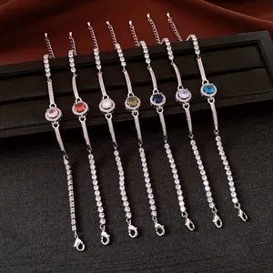 Vista dettagliata di braccialetti color argento con centri in zircone di vari colori