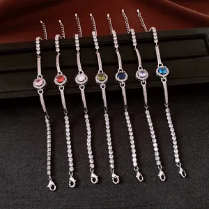 Primo piano di braccialetti tondi in zircone vintage in sette vivaci colori di gemme