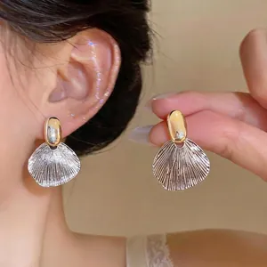 French Vintage Leaf Textured Stud Earrings For Women Minimalist Alloy Gold Silver Bicolor Earrings With Silver Earring Post