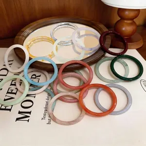 Élégants bracelets en résine marbrée translucide aux motifs de lavis en couleurs assorties