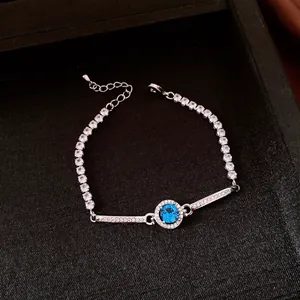 Vista dettagliata di un braccialetto vintage color argento con zircone blu tondo centrale