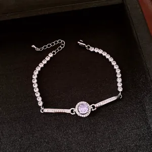 Vista dettagliata di un elegante bracciale vintage con zircone tondo e pietra viola.