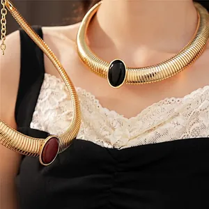 Collana girocollo vintage a coste dorate con pietra ovale in resina nera di lusso da donna