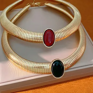 Girocollo dorato di lusso a costine con grandi pendenti ovali in resina colorata