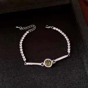 Primo piano di un bracciale vintage argento con zircone verde e cristalli