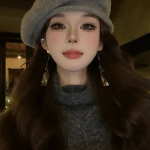 Gros plan de boucles d'oreilles métalliques irrégulières rétro sur un modèle pour un look chic