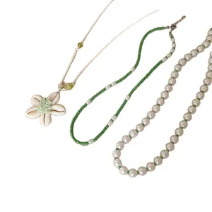 Set aus drei böhmischen Halsketten mit grünen Perlen und einem Muschelblütenanhänger