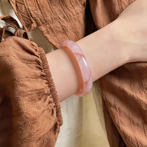 Vue détaillée d'un bracelet en calcédoine translucide avec des veines marbrées au poignet