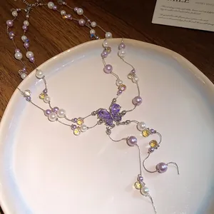 Elegantes Detail einer zweilagigen Perlenkette mit einem lila Schmetterlingsquast