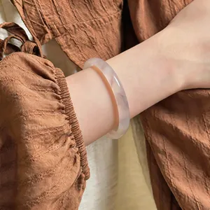 Détail d'un bracelet en calcédoine translucide glacé avec un motif lavis rose