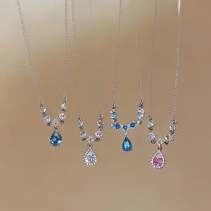 Eleganti collane in argento con pendenti in cristallo colorato a goccia in quattro colori