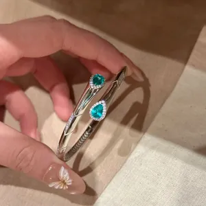Elegante bracciale rigido in argento con zircone verde a goccia e dettagli micro-pave