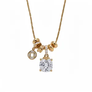 Collier doré élégant orné d'un grand cristal étincelant de taille coussin et breloques